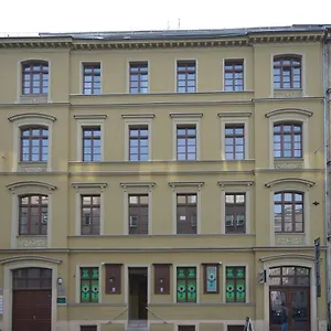  Hostel 33