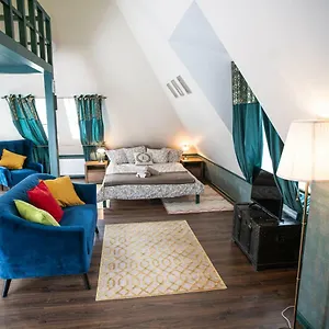  Hostel 